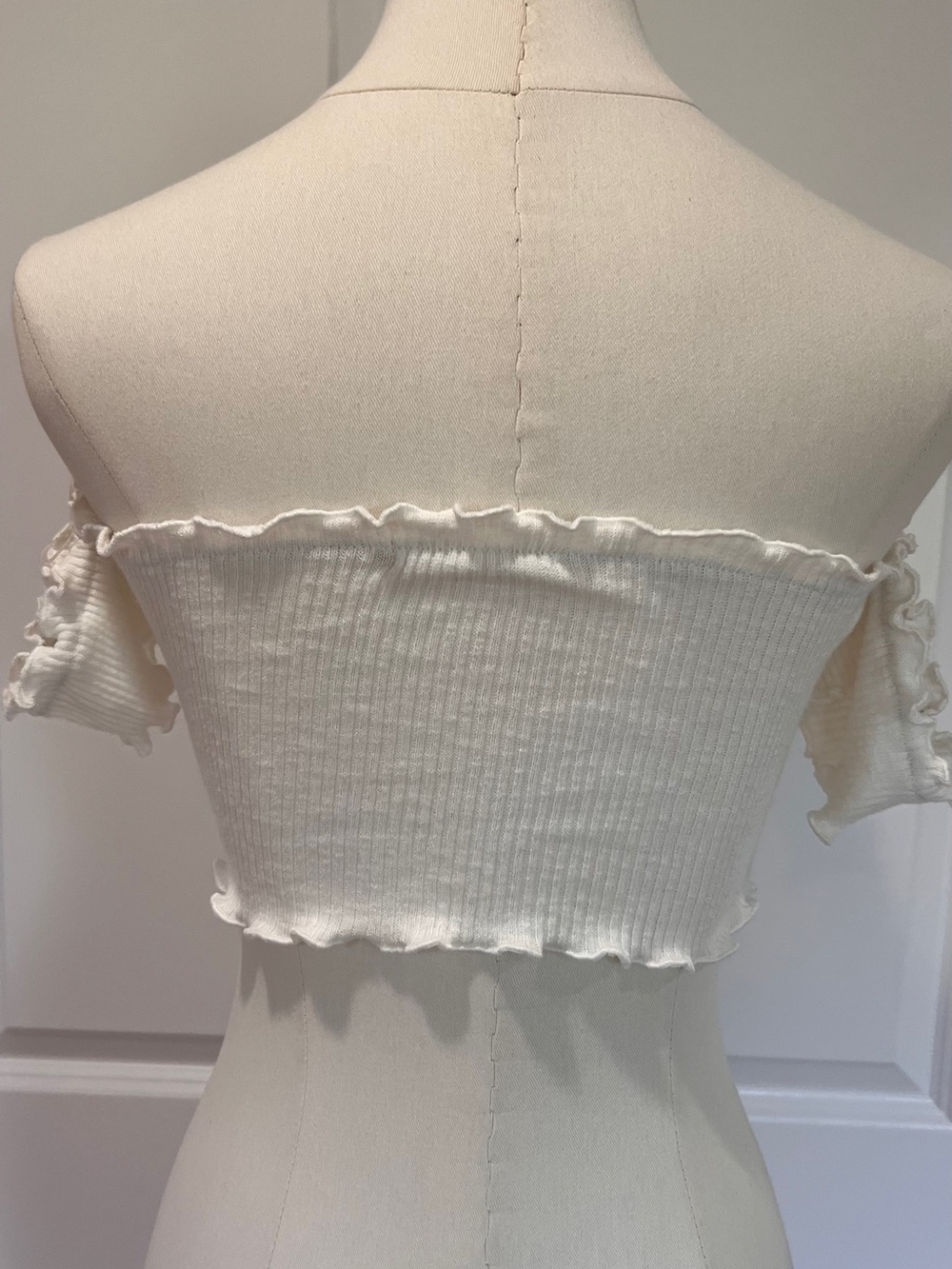 Better ❤️ Be Off-Shoulder White Ruffle Crop Top - Picture 3 of 5